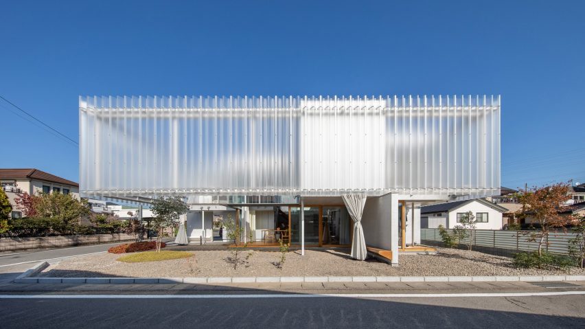 Ngôi nhà được bọc bằng tấm polycarbonate ở Yanakacho do KACH thiết kế